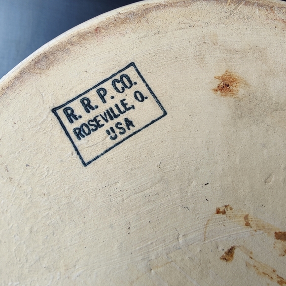 Antique / Vintage R.R.P. Roseville Ohio Stoneware 2 handle covered Bean 🫘 Pot - Picture 6 of 14